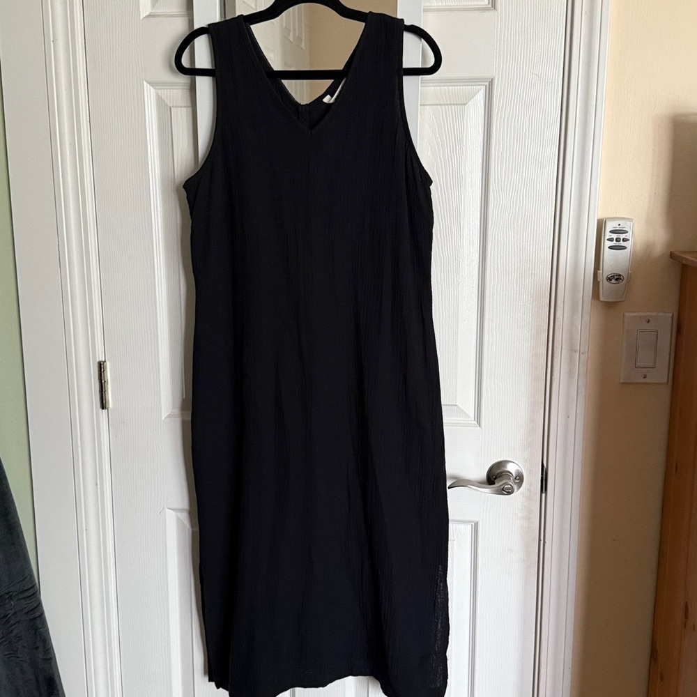 Briggs Dress M  and XL Black Sleeveless V-Neck